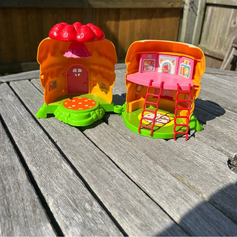 Vintage 80’s Strawberry Shortcake Toy House‎ with accessories 1981
